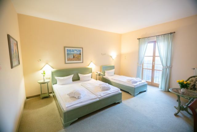 All-In -Check -Stammhaus -See-Hotel -Burg -Spreewald -3-Bett-Standard-Zimmer