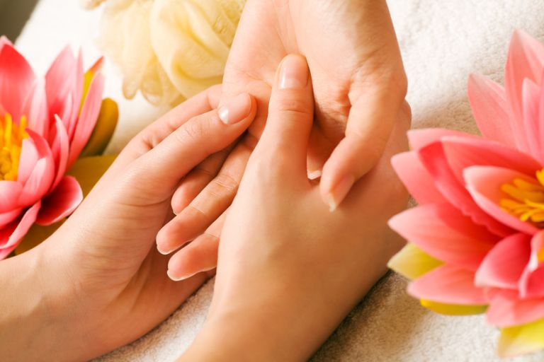 Seehotel-Spreewald-Lifestyle-Make-Up -Face -Body -Anti-Aging-Kosmetik -Beauty-Maniküre -Hand-Fingernägel-Wellness-Pediküre -Fußpflege-Bad / Seehotel-Arche-Noah-Skin-Balance - Make-Up -Gesicht -Hals -Dekolleté - Beauty-Maniküre-Hand -Pflege-Bad