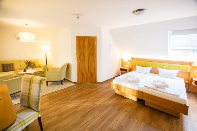 See-Hotel-Burg  -Spree -Land-Haus -Suiten-Süd-Balkone -Sitzgruppe / Seehotel-Burg-Spreewald-Land-Haus-Check-Suiten-Preise