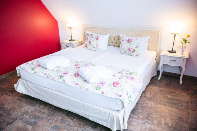 See-Hotel-Burg -Check-3-Seit-Hof-Lang-Haus -Romantik-Suite -Süd-West-Balkon -Aus-Zeit-Liegen / Seehotel-Burg -Spreewälder-3-Seit-Hof -All-In-Check-Preise