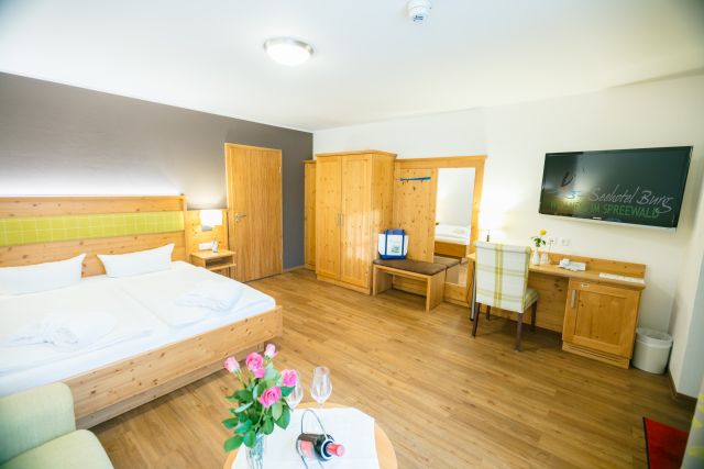 See-Hotel-Burg -Check-Spree-Land-Haus-Rund-um -Terrassen -Sichtschutz -Relax-Auszeit-Liegen - Seehotel-Burg-Spreewald-Land-Haus-Check-Preise