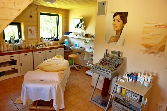 Seehotel-Amt-Burg-SPA-Wellness-Arche-Noah-Spreewald-All-In / Seehotel-Burg-Spreewald-Herbst-Winter-SPA- 4-Saunen-Anlagen- Kaltwasser-Schwalldusche- Bio-Bade-Pool- Badescheune-Schwimmbad- Ruhe- und Relax-Haus-Spitzweg mit offenem-Holzkamin