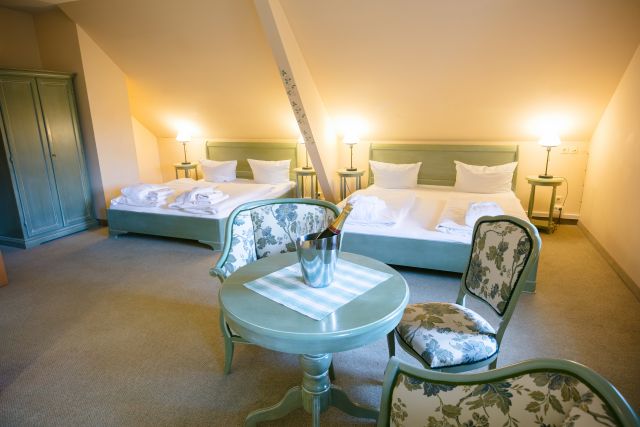 See-Hotel-Burg -All-In-Check -Stamm-Haus-4-Bett-Zimmer / Seehotel-Burg -Stammhaus -Check-OG-4-Bett-Zimmer -Preise / See-Hotel-Burg -Familien-Alltag-Auszeit-Spreewald