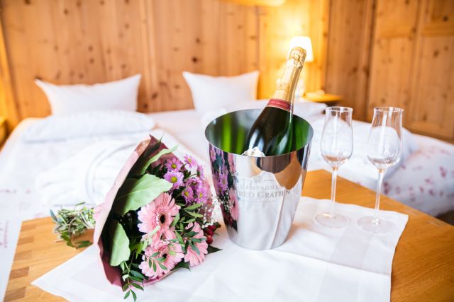 See-Hotel-Burg -Zirben-Haus -Premium-Zimmer -Terrasse -Sichtschutz -Relax-Liegen / Seehotel-Burg-Kauper -Check-Zirben-Haus-Preise