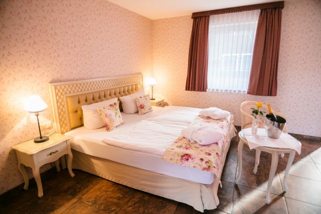 See-Hotel-Burg-Kauper -Spreewälder-Lang-Haus -Luxus-Suite -Süd-Terrasse -Relax-Liegen / Seehotel-Burg -Check-Lang-Haus-3-Seit-Hof -Preise