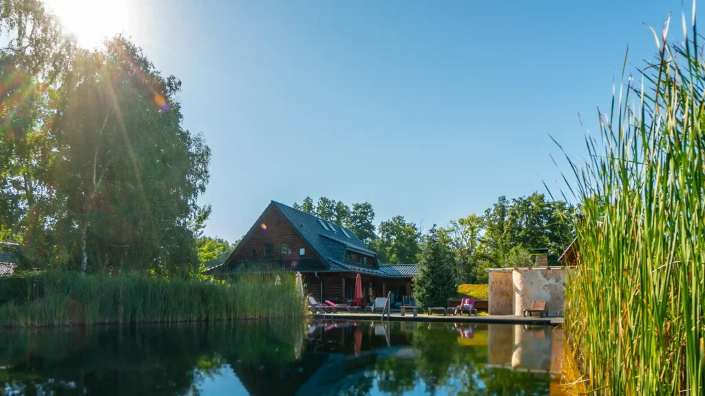 Hotel Burg Sreewald, Außenansicht am See