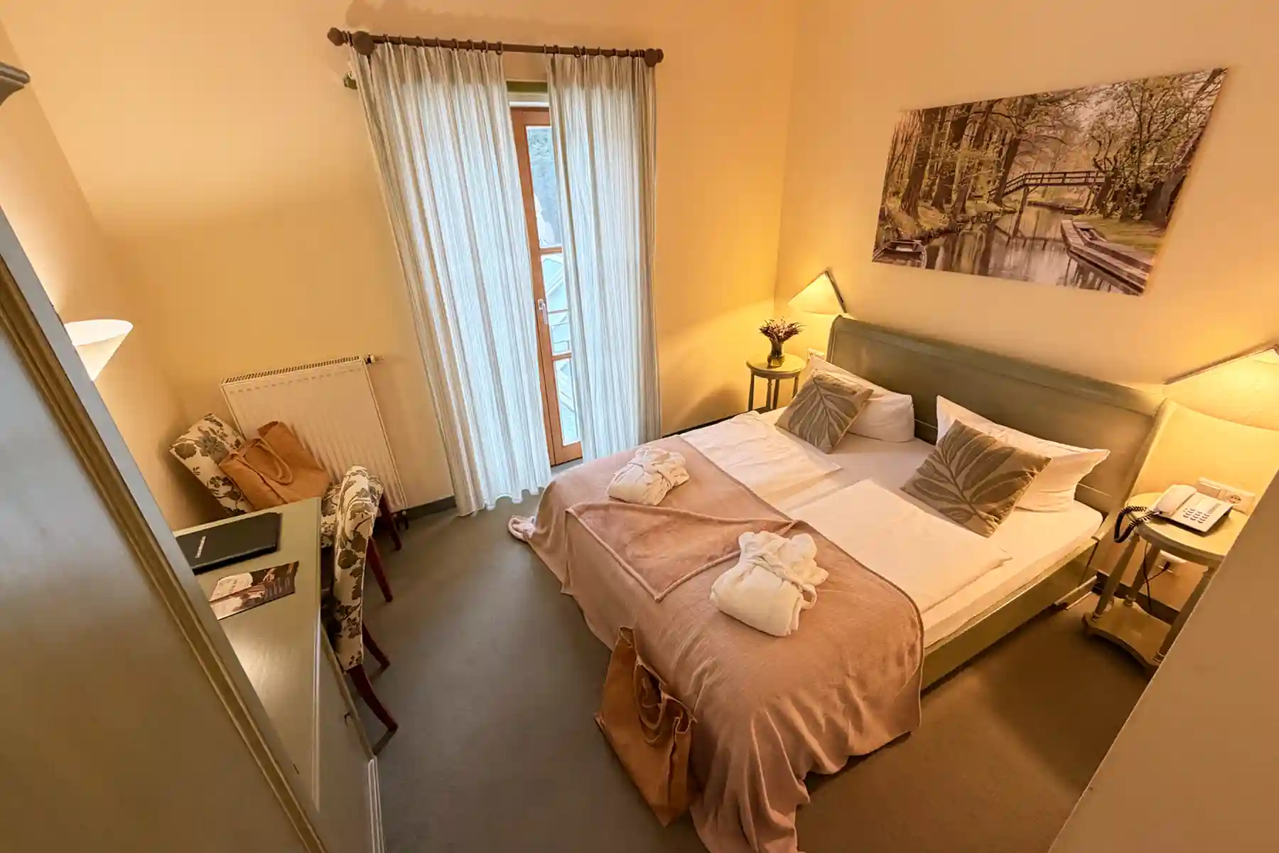 Seehotel Burg, Standardzimmer, Bild 01