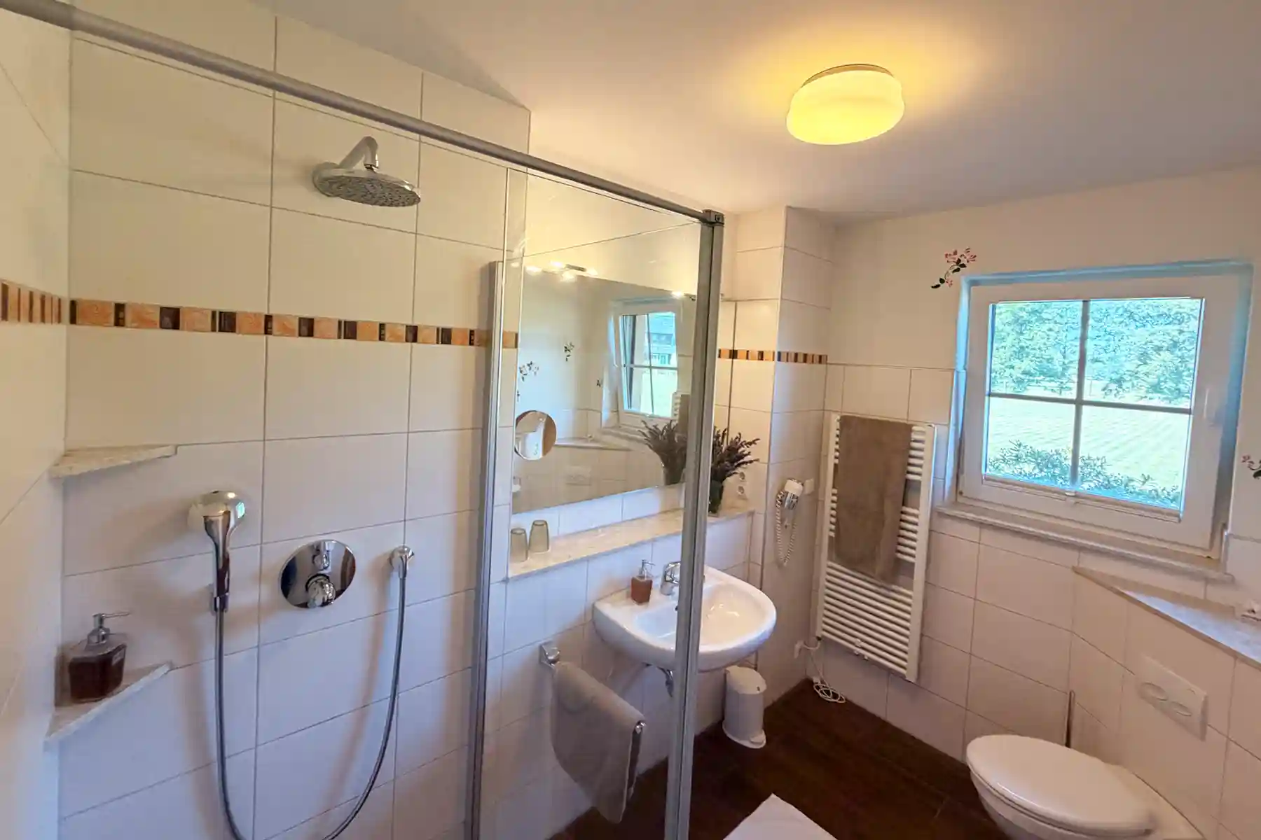 Seehotel Burg, Premiumzimmer Zirbel-Landhaus, Bild 05